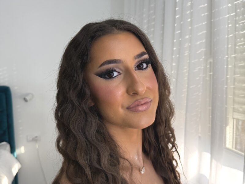 PROFFESIONAL MAKEUP ARTIST