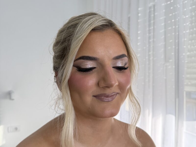PROFFESIONAL MAKEUP ARTIST