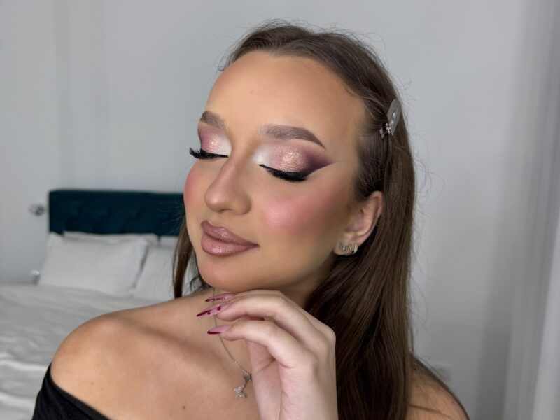 PROFFESIONAL MAKEUP ARTIST